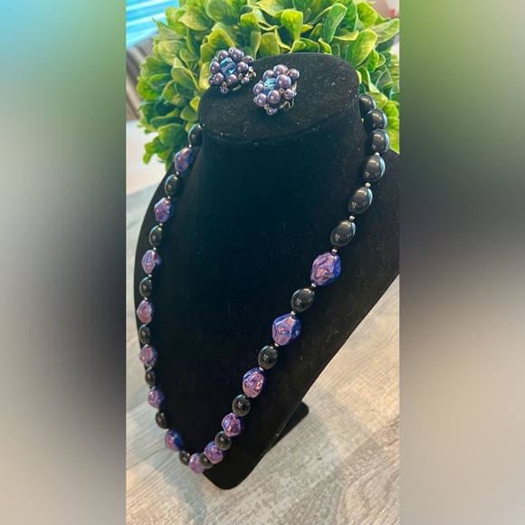 BEADED BOMBSHELL NECKLACE AND MATCHING CLIP ON EARRINGS IN BLACK & PURPLE 🦄🦄🦄 - Picture 10 of 12